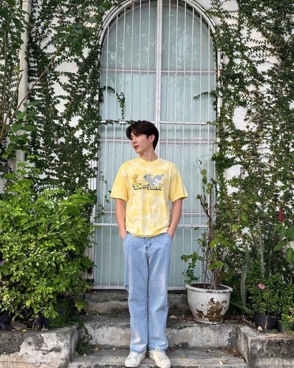 potret padu padan blue jeans ala Bas Asavapatr (instagram.com/basvpr_)