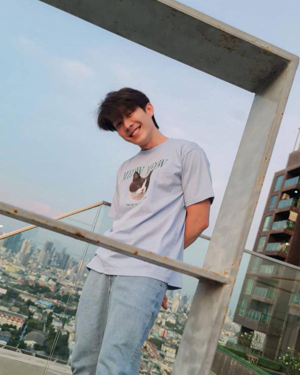 potret padu padan blue jeans ala Bas Asavapatr (instagram.com/basvpr_)