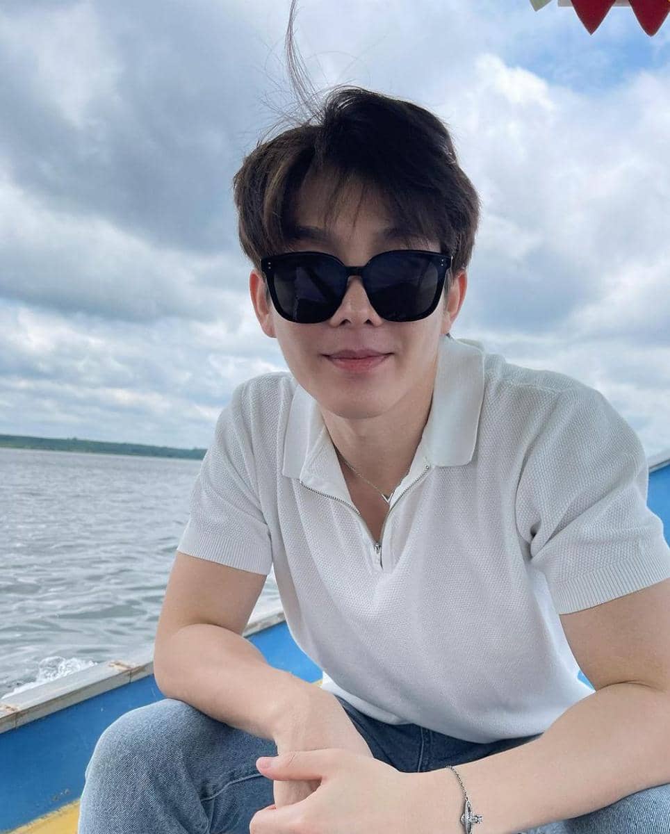 potret padu padan blue jeans ala Bas Asavapatr (instagram.com/basvpr_)