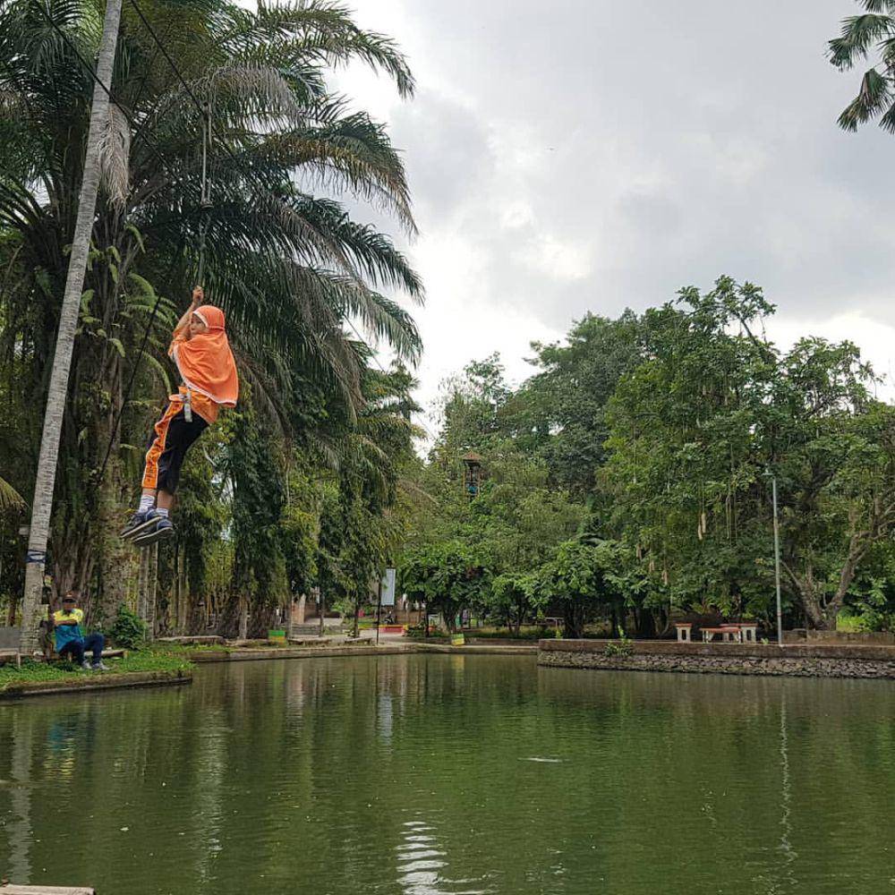 wahana flying fox di Taman Botani Sukorambi (instagram.com/i_am_bejo)