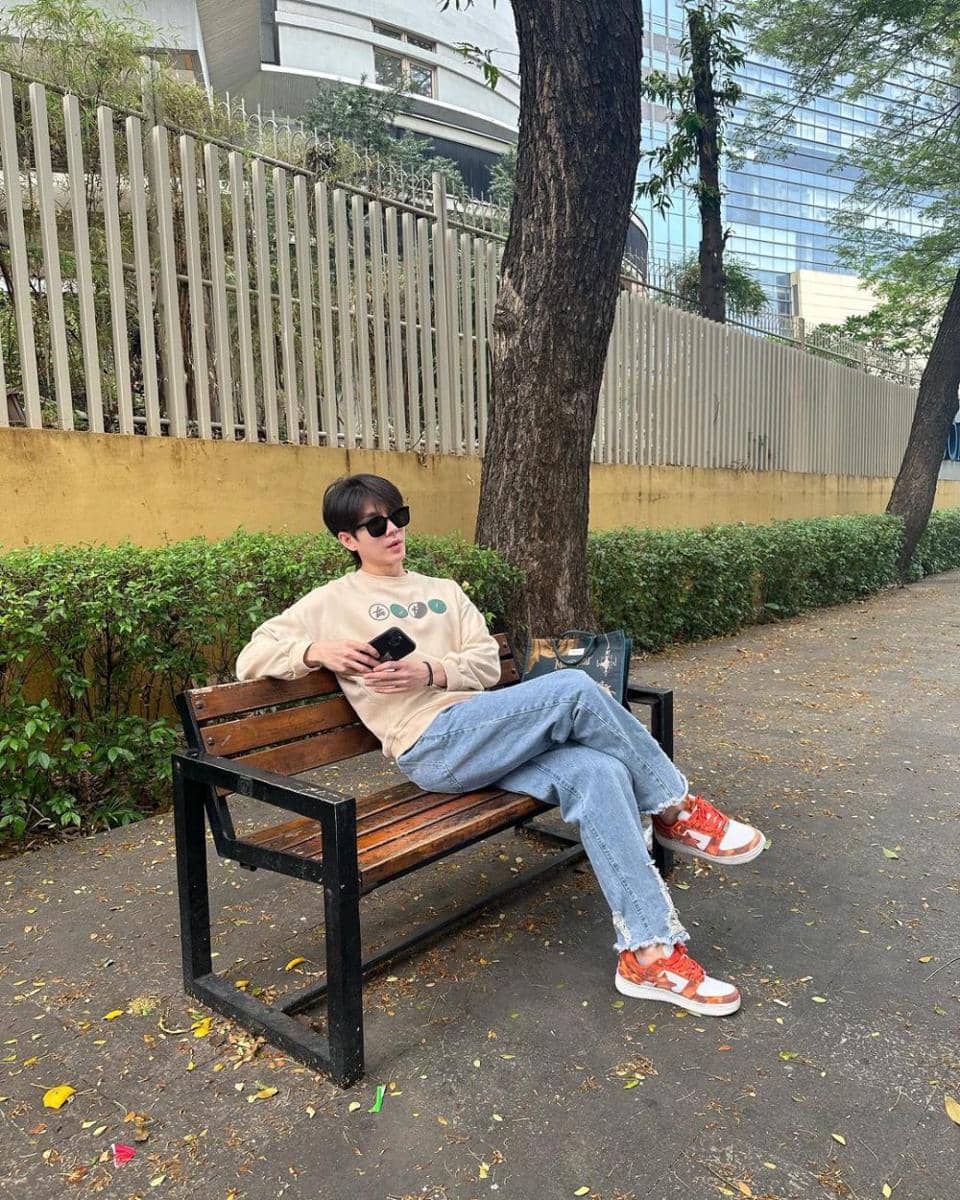 potret padu padan blue jeans ala Bas Asavapatr (instagram.com/basvpr_)