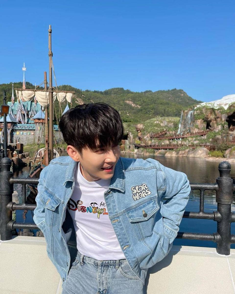 potret padu padan blue jeans ala Bas Asavapatr (instagram.com/basvpr_)