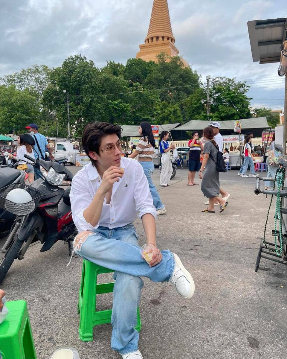 potret padu padan blue jeans ala Bas Asavapatr (instagram.com/basvpr_)