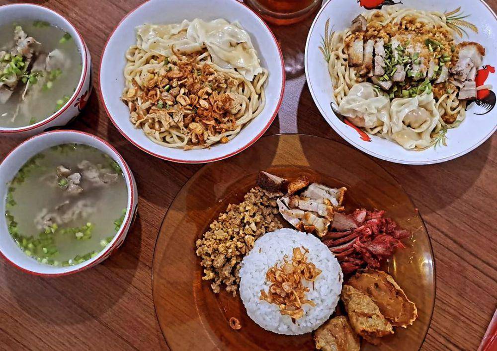 Potret pangsit mie siobak kriuk, pangsit mie babi cincang, dan nasi campur haka. Instagram/pangsitmiengagel
