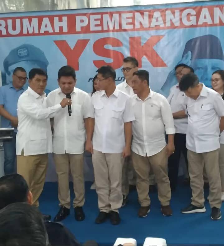 Ketua DPD Gerindra Sulawesi Utara, Yulius Lumbaa (kiri), saat mengumumkan bakal calon kepala daerah, Rabu (18/7/2024). Dok. Relawan Hengky-Randito