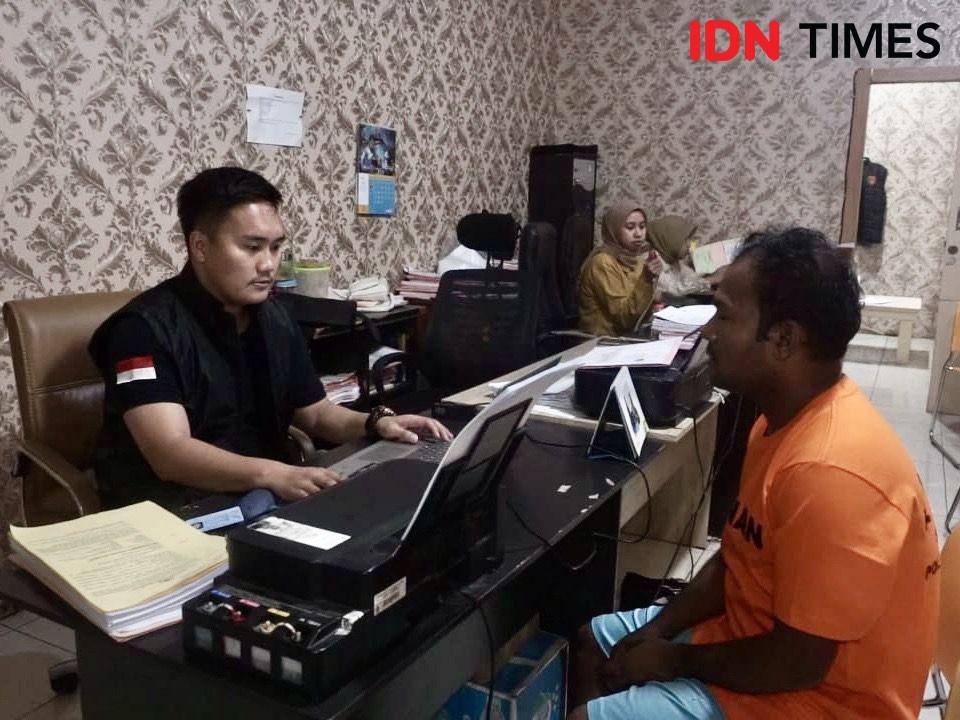 Polisi melakukan BAP kepada pelaku. (IDN Times/ Faisal Mustafa)
