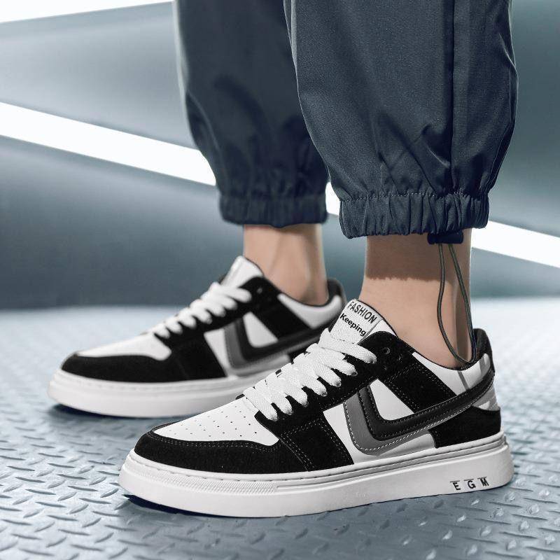 Ilustrasi sepatu sekolah hitam putih (Shopee/KEEPING Official Shop)