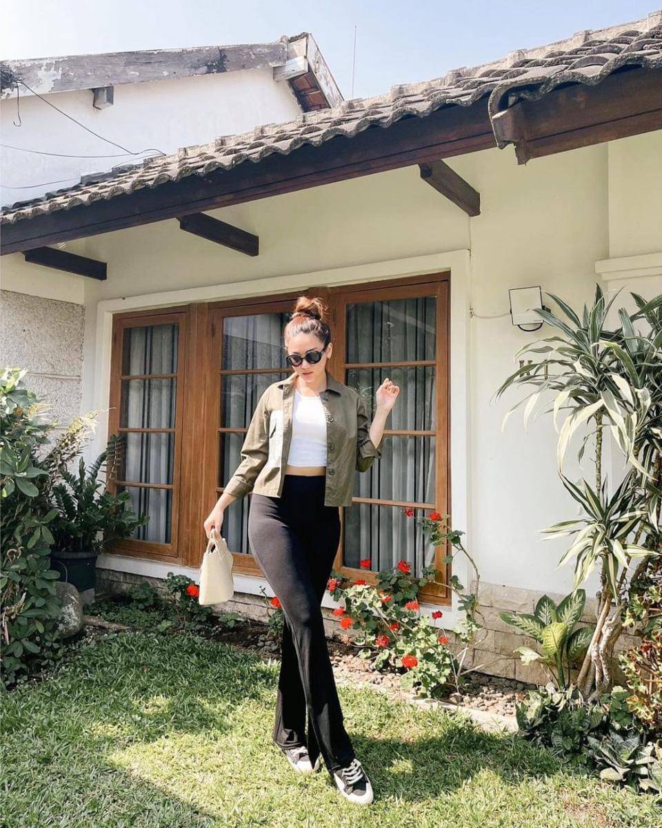 inspirasi outfit earth tone ala Jasmine Nadiko (instagram.com/jasminenadiko)