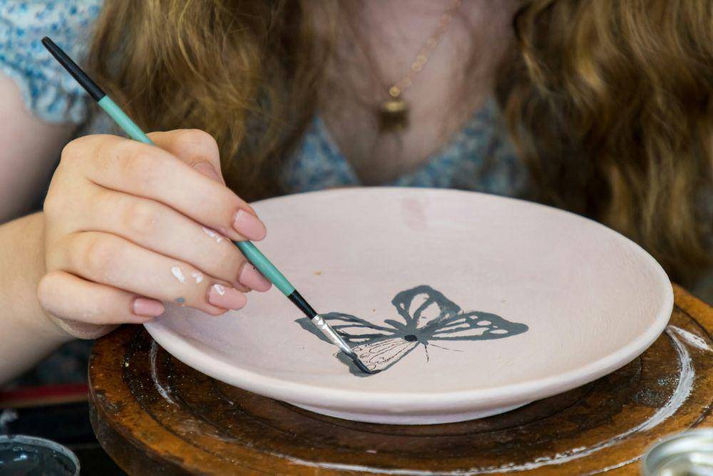 ilustrasi proses mengecat kreasi clay (unsplash.com/Grant Durr)