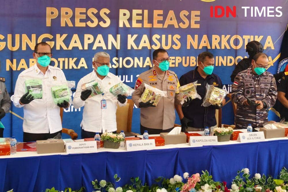 Para pejabat BNN RI dan Bea Cukai saat menunjukan barang bukti narkotika jenis sabu (IDN Times/Putra Gema Pamungkas)