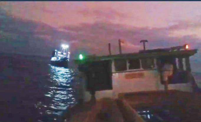 Foto kapal saat dievakuasi di tengah laut (Dok/Polres Bima Kota)