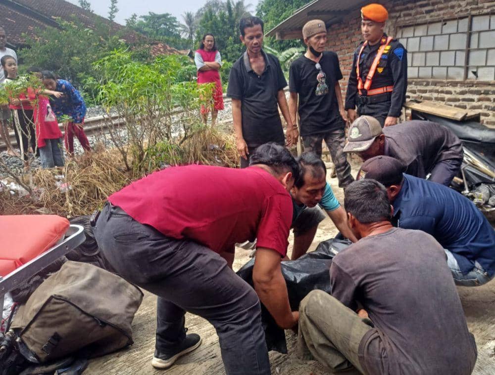 Terpental 10 Meter, Lansia Tewas Tertabrak Kereta Api di Pasar Natar
