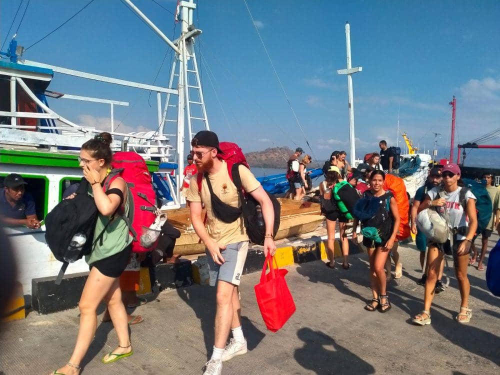 Kapal Mati Mesin di Tengah Laut, 27 WNA Dievakuasi ke Pelabuhan Bima