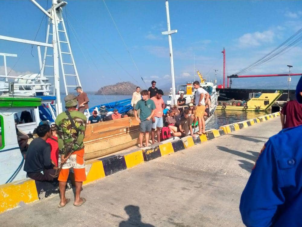 Foto puluhan WNA saat tiba di Pelabuhan Bima (Dok/Polres Bima Kota)