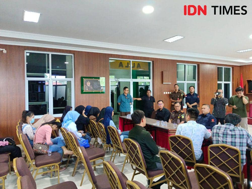Ngaku Korban Kredit Fiktif Bank BUMN, Emak-emak Geruduk Kejari Balam