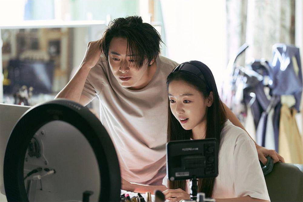 cuplikan Jo Jung Suk dan Han Sun Hwa di film Pilot (instagram.com/lotteent.movie)