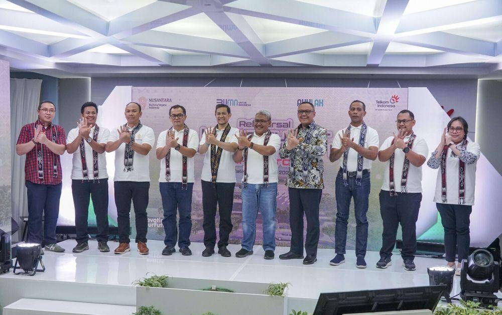 Dirjen Penyelenggaraan Pos dan Informatika (PPI) Kemenkominfo, Wayan Toni (ketiga dari kiri);  VP Network/IT Strategy, Technology & Architecture, Ermono Liman Prabowo (keempat dari kiri); Direktur  Network & IT Solution Telkom, Herlan Wijanarko (kelima dari kanan); Direktur Pengelolaan Gedung,  Kawasan dan Perkotaan OIKN, Desiderius Viby Indrayana (keempat dari kanan) dan Deputi Bidang  Pengendalian Pembangunan OIKN, Thomas Umbu Pati Tena Bolodadi (ketiga dari kanan) saat rehearsal  test kesiapa