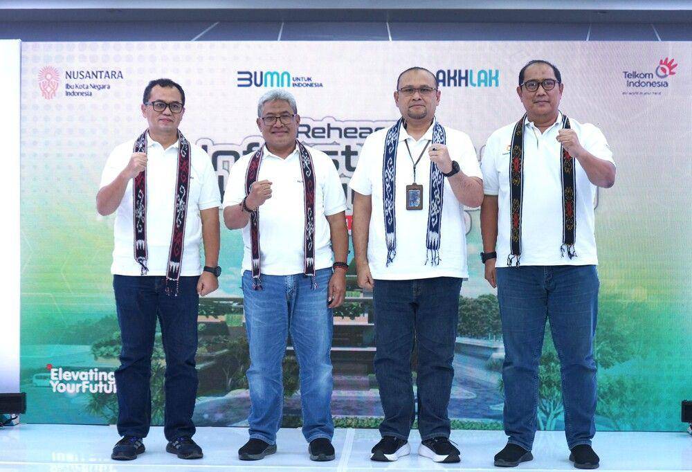 (Dari kiri ke kanan) VP Network/IT Strategy, Technology & Architecture, Ermono Liman Prabowo;  Direktur Network & IT Solution Telkom, Herlan Wijanarko; EGM Digital Infrastructure Development, Cholis  Safrudin; dan EVP Telkom Regional VI, Rachmad Dwi Hartanto saat rehearsal test kesiapan gelaran  infrastruktur telekomunikasi IKN di Balikpapan, Rabu (17/7). (Dok. Telkom)