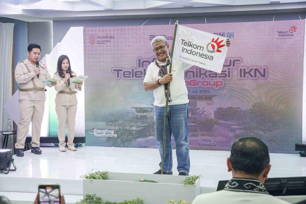Direktur Network & IT Solution Telkom, Herlan Wijanarko saat menancapkan tiang bambu sebagai  simbolisasi kesiapan TelkomGroup dalam menyelenggarakan rehearsal test infrastruktur telekomunikasi  IKN di Balikpapan, Rabu (17/7). (Dok. Telkom)
