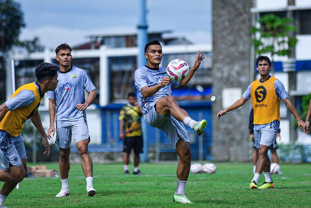 Suasana latihan Persib Bandung di Stadion Persib Sidolig pada Selasa 16 Juli 2024. (Dok. Persib.co.id/Barly Isham)