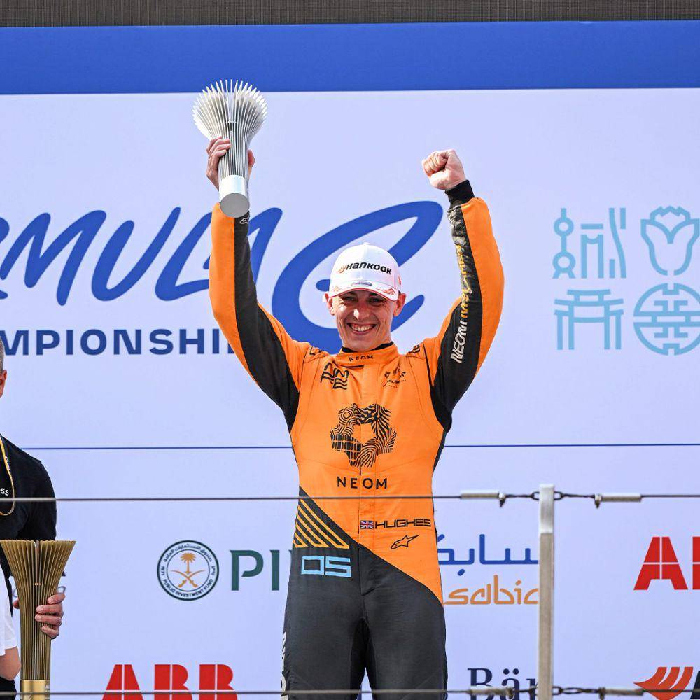 Jake Hughes mengangkat trofi juara kedua di balapan ke-2 E-Prix Shanghai 2024. (facebook.com/ABB Formula E)