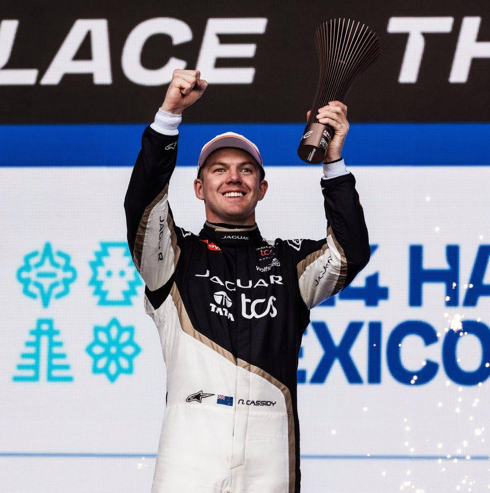 Nick Cassidy mengangkat trofi juara ketiga di E-Prix Meksiko 2024. (twitter.com/Jaguar TCS Racing)