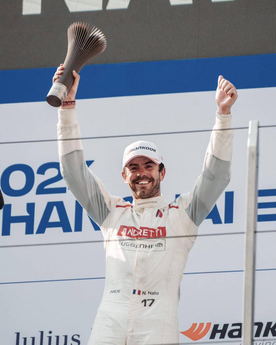 Norman Nato mengangkat trofi juara ketiga di balapan ke-2 E-Prix Shanghai 2024. (twitter.com/Andretti Formula E)