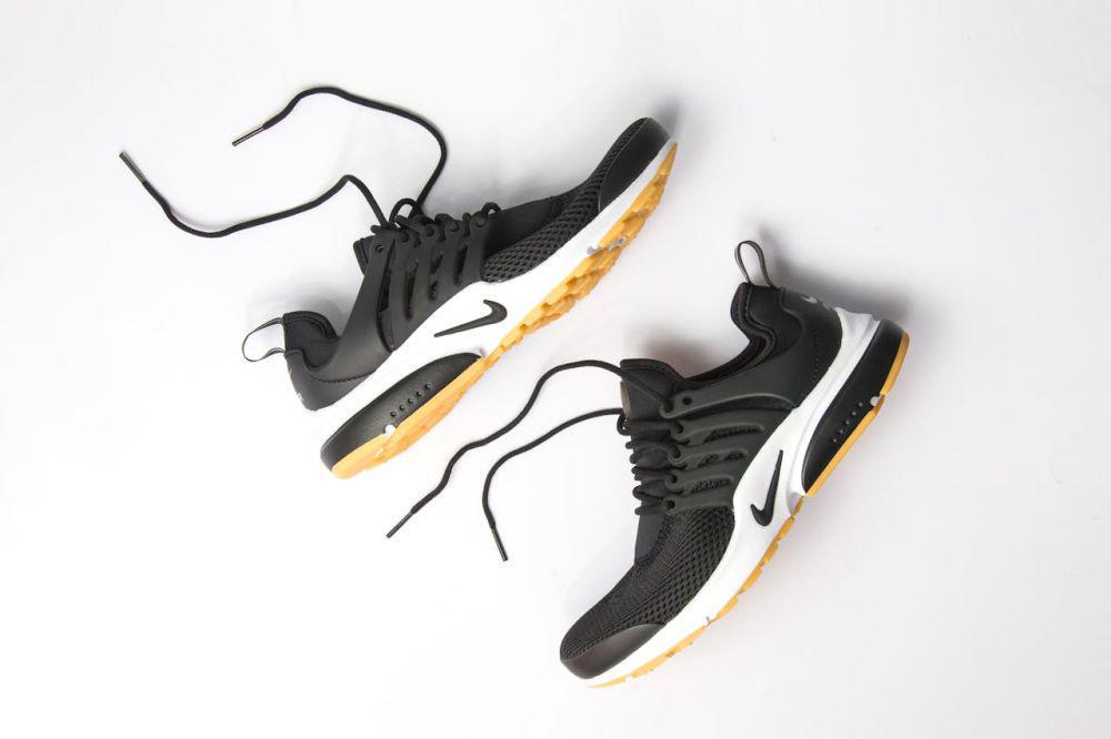 7 Rekomendasi Sepatu Sekolah Hitam Putih, Desain Kece!