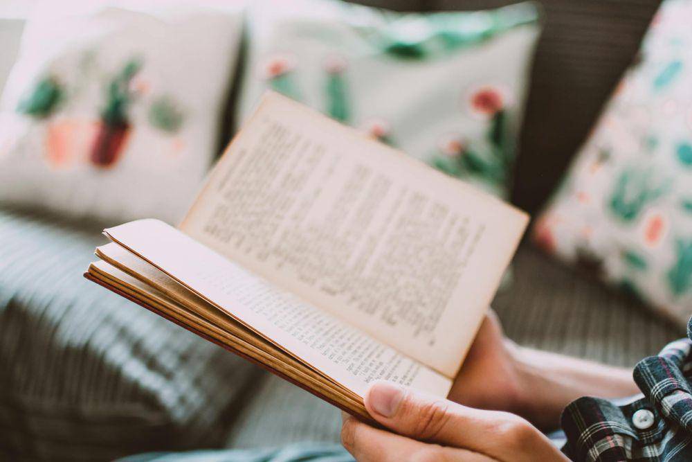 ilustrasi baca buku (pexels.com/Lisa Fotios)