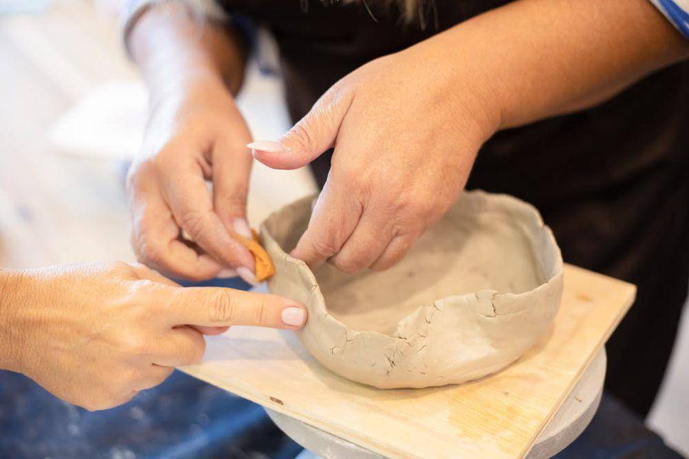 ilustrasi proses membuat kerajinan clay (pexels.com/Kampus Production)