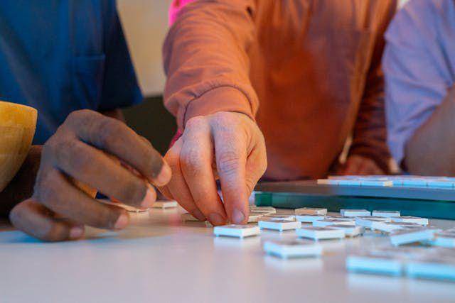 ilustrasi menyusun scrabble (pexels.com/Kevin Malik)