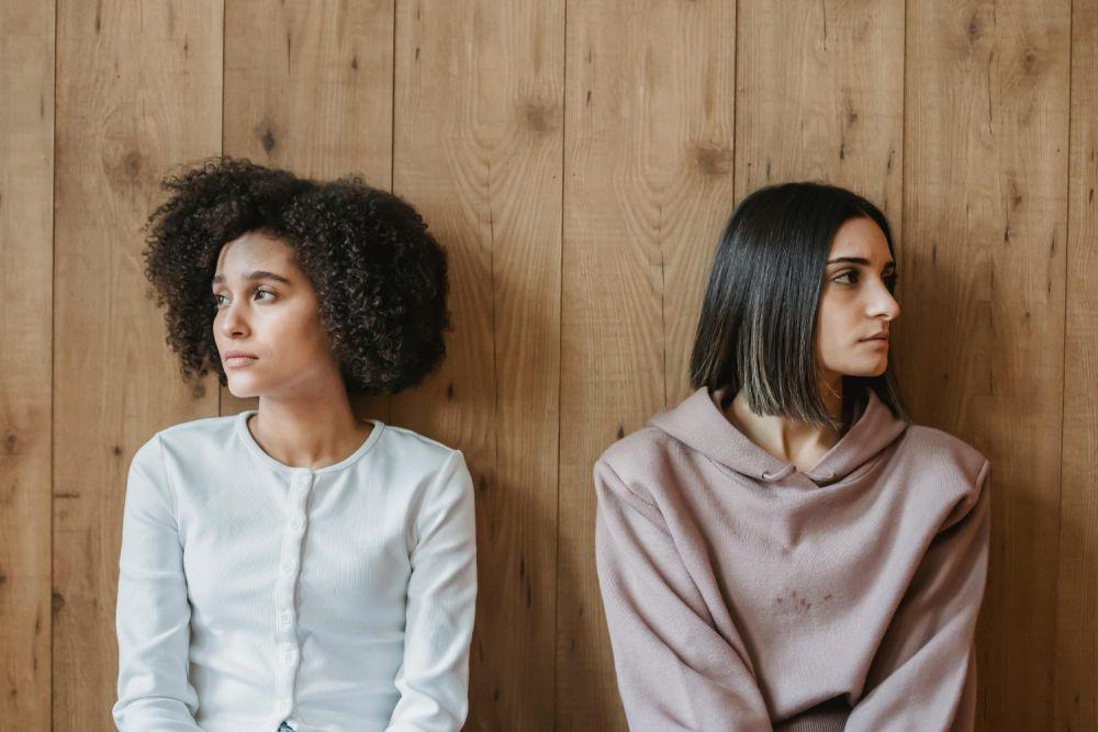 Ilustrasi wanita berseteru dengan teman (pexels.com/Liza Summer)