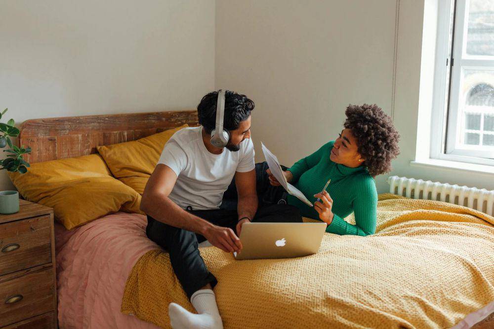 potret pasangan menghabiskan waktu bersama (pexels.com/Viktoria Slowikowska)