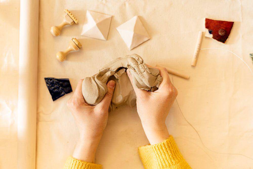 ilustrasi proses menguleni clay (pexels.com/Antoni Shkraba)