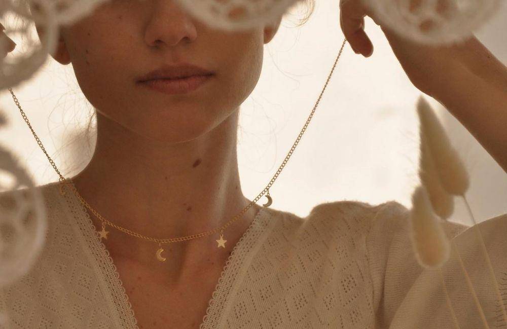 Ilustrasi kalung emas (pexels.com/Mariam Antadze)
