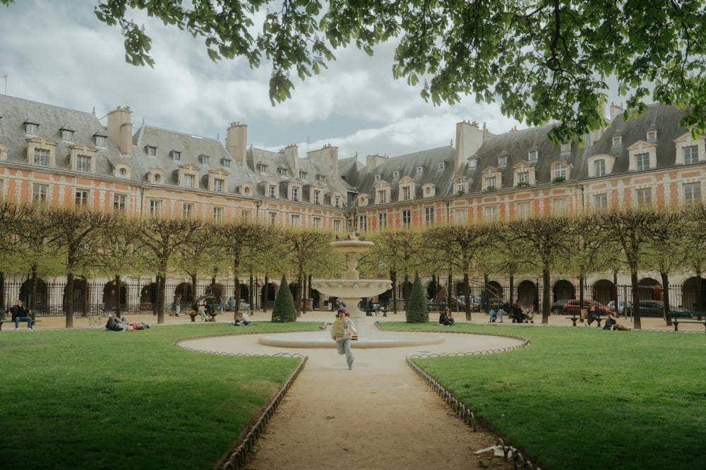 ilustrasi Place des Vosges