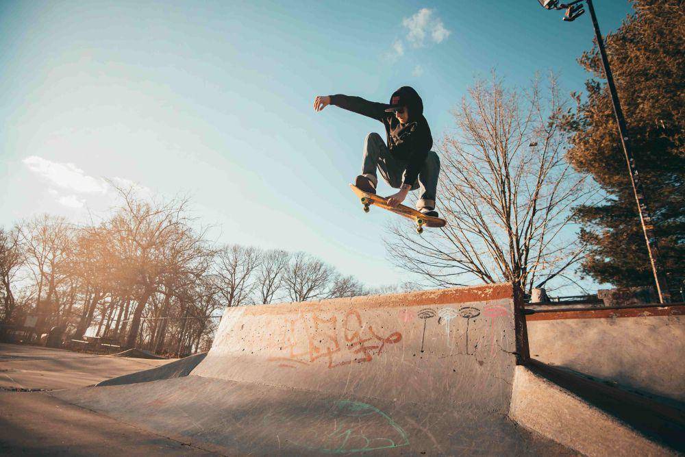 ilustrasi seorang yang memiliki kemampuan skateboard diatas rata-rata (pexels.com/Zachary DeBottis)
