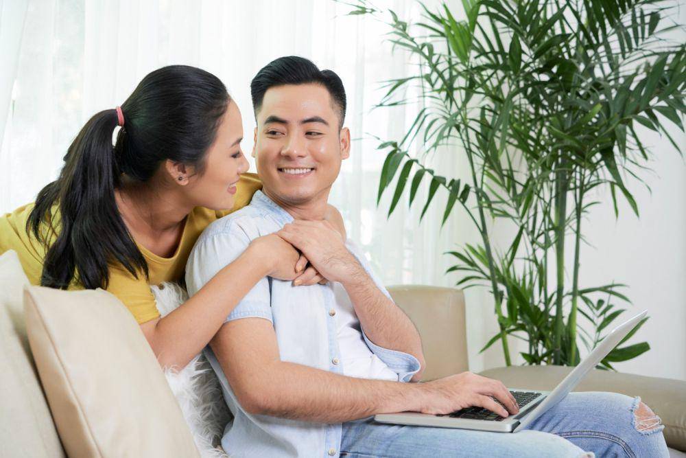 Ilustrasi wanita memeluk pasangan di sofa (freepik.com/pressfoto)