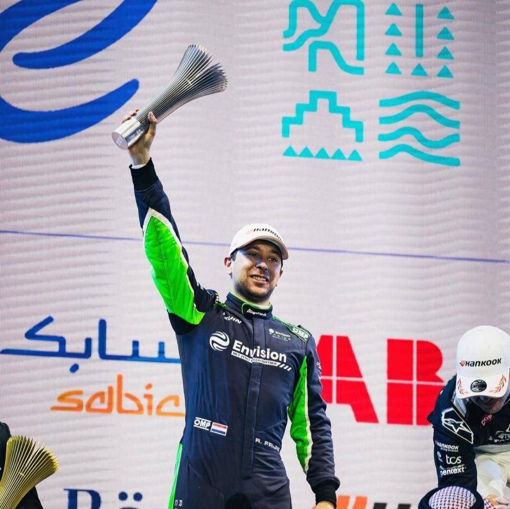 Robin Frijns mengangkat trofi juara kedua   di balapan ke-2 E-Prix Diriyah 2024. (instagram.com/Envision Racing)Robin Frijns mengangkat trofi juara kedua   di balapan ke-2 E-Prix Diriyah 2024. (instag