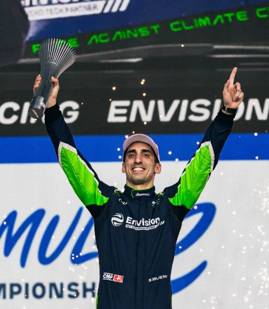 Sebastien Buemi mengangkat trofi juara kedua di E-Prix Meksiko 2024. (envision-racing.com)