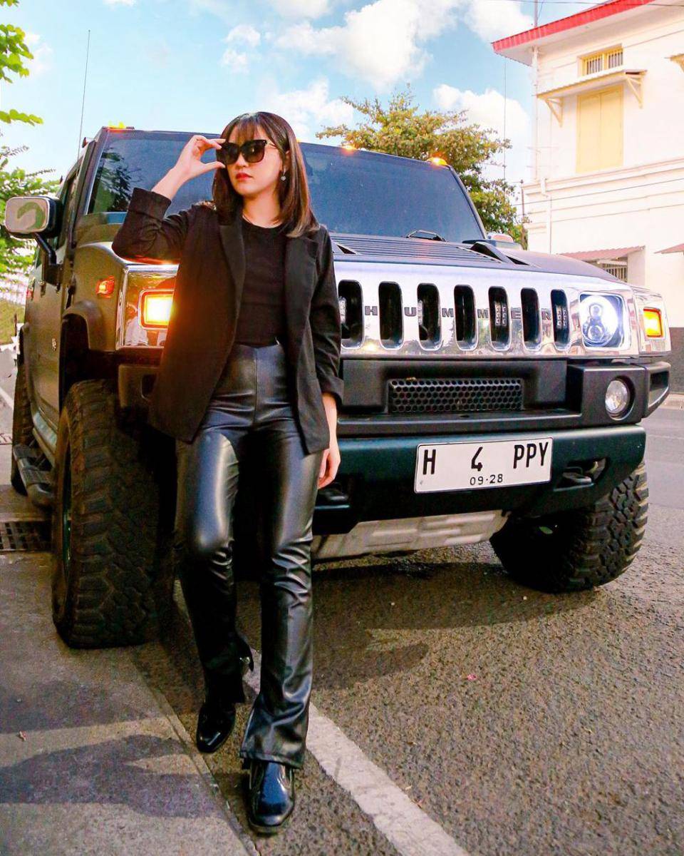 styling outfit hitam ala Happy Asmara (instagram.com/happy_asmara77)