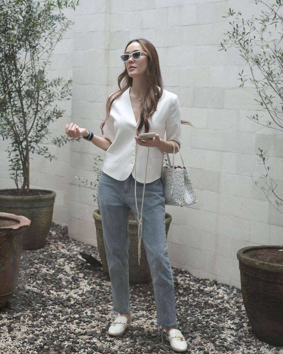 mix and match celana jeans ala Cathy Sharon (instagram.com/cathysharon/)
