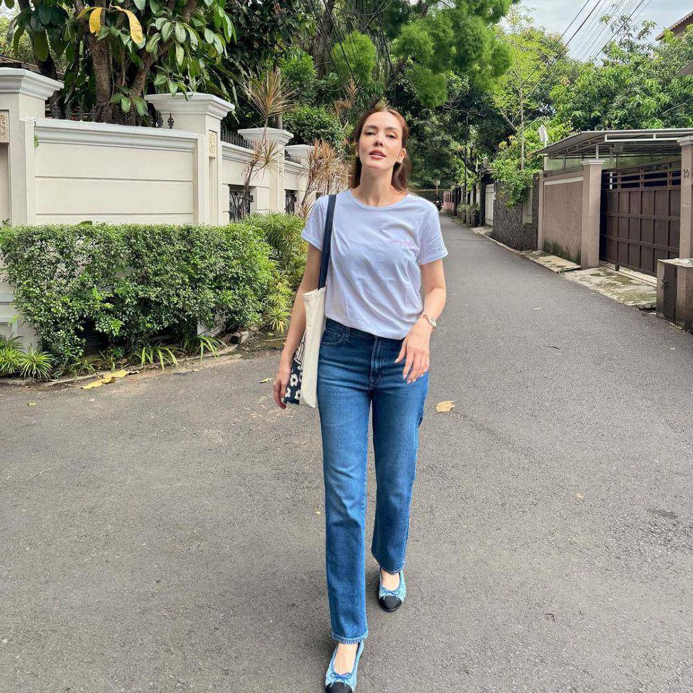 mix and match celana jeans ala Cathy Sharon (instagram.com/cathysharon/)