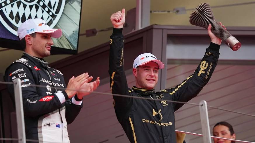 Stoffel Vandoorne mengangkat trofi juara ketiga di E-Prix Monako 2024. (fiaformulae.com)