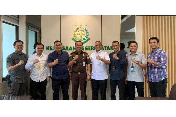 BPJS Ketenagakerjaan Batam Nagoya dan BPJS Ketenagakerjaan Batam Sekupang menyerahkan Surat Kuasa Khusus (SKK) kepada Kejaksaan Negeri (Kejari) Batam. (dok. BPJamsostek)