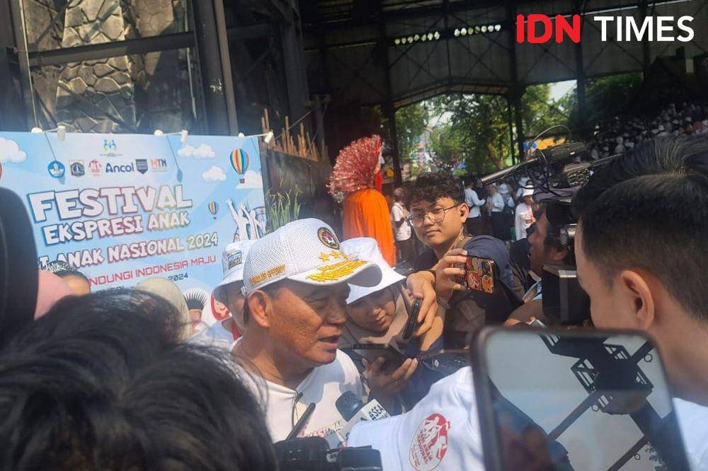Menko Pembangunan Manusia dan Kebudayaan (PMK) Muhadjir Effendy saat di Festival ekspresi anak di Ancol, Jakarta utara "Anak Terlindungi, Indonesia Maju: Anak Cerdas, Berinternet Sehat" sebagai rangkaian Hari Anak Nasional yang digelar KemenPPPA, Kamis (18/7/2024). (IDN Times/Lia Hutasoit)