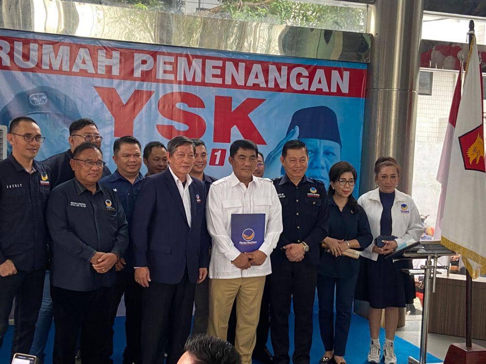 DPW NasDem Sulawesi Utara memberikan surat rekomendasi untuk bakal Calon Wakil Gubernur Sulut mendampingi Yulius Lumbaa, Rabu (17/7/2024). Dok. DPW NasDem Sulut