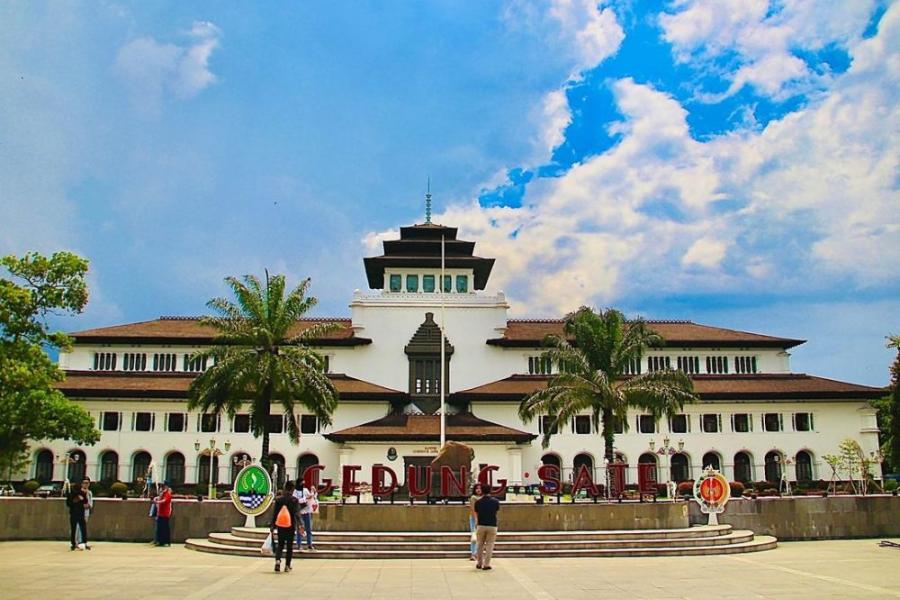 [QUIZ] Pilih Naik Whoosh atau Kereta Api, Ini Wisata yang Asyik Kamu Kunjungi di Bandung