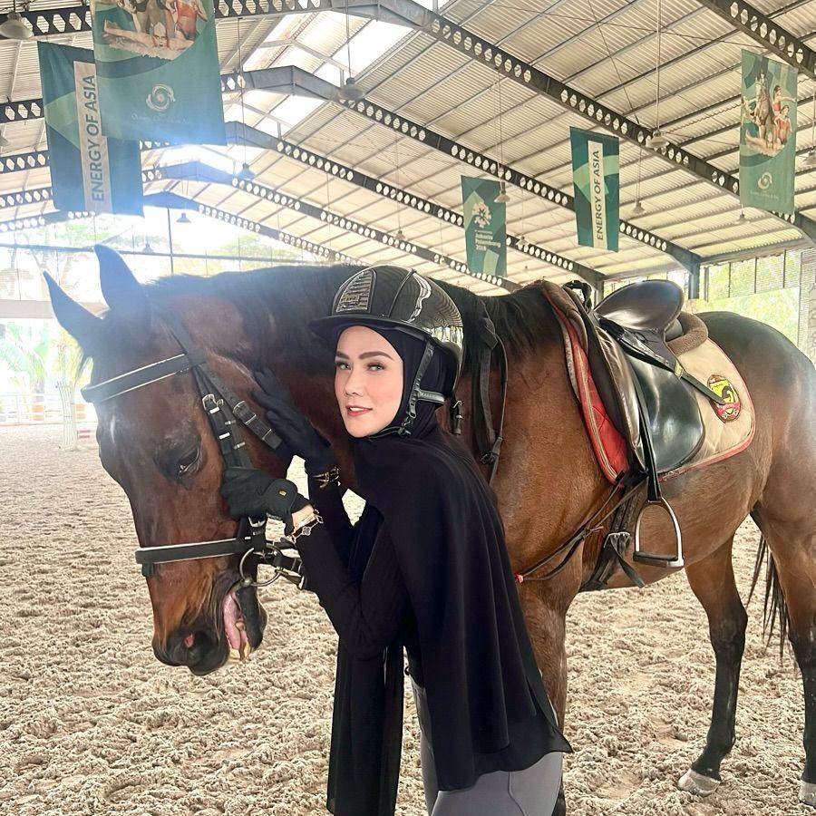 potret Mulan Jameela latihan berkuda (instagram.com/mulanjameela1)