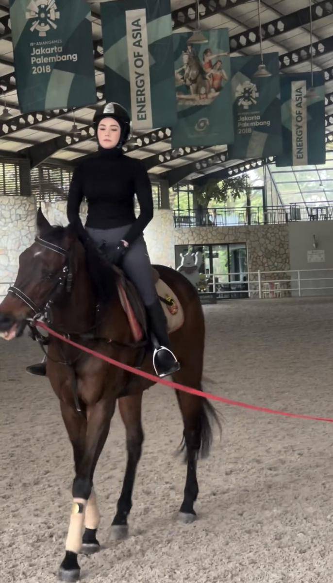 potret Mulan Jameela latihan berkuda (instagram.com/mulanjameela1)